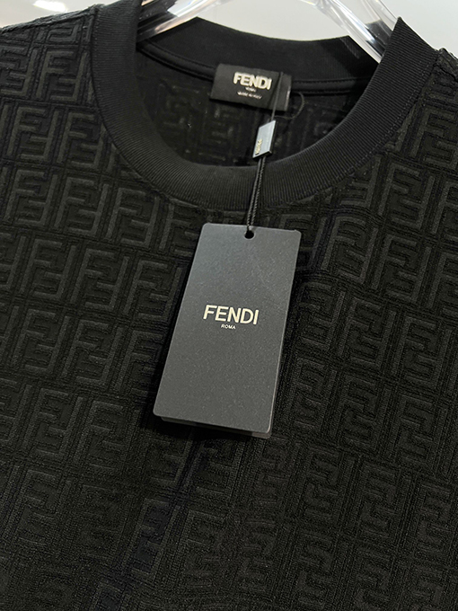フェンディ 全面にモノグラム柄のダブルFジャカードロゴがあしらわれた半袖Tシャツ
