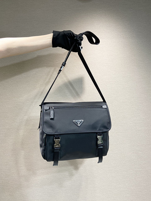 プラダ 新しいメッセンジャーバッグ