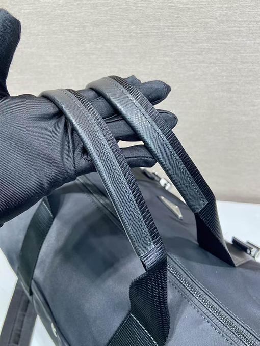 プラダ 新しい旅行バッグ