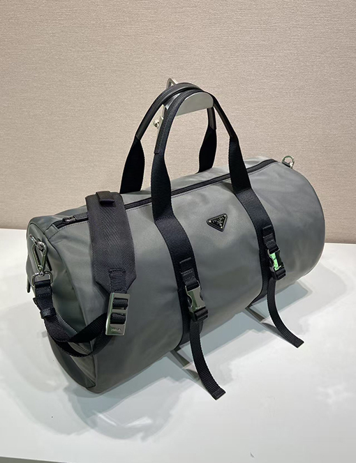 プラダ 新しい旅行バッグ