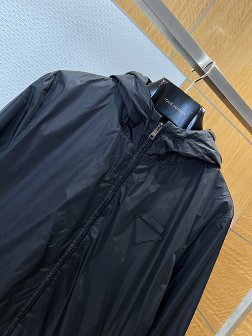 プラダ 布製パッチ付き三角形ロゴ入りフード付きジャケット