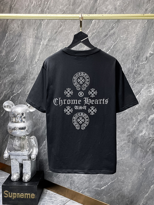 クロムハーツスーパーコピー クラシックなラインストーン付きホースシュー サンスクリット文字クロス 半袖Tシャツ