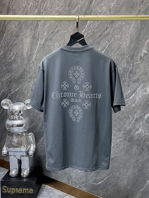 クロムハーツスーパーコピー クラシックなラインストーン付きホースシュー サンスクリット文字クロス 半袖Tシャツ