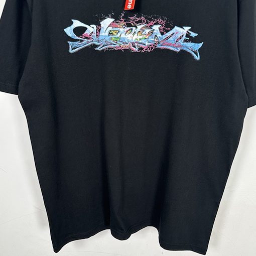 シュプリームコピー SUPREME TAG TEE 大きなロゴプリントの半袖Tシャツ