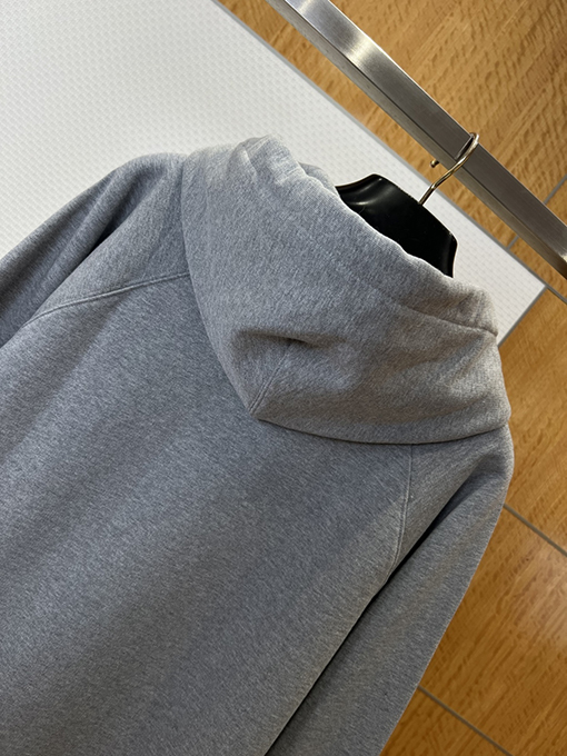 アミ 赤いハートの刺繍りフード付きドローストリングスウェットシャツジャケット