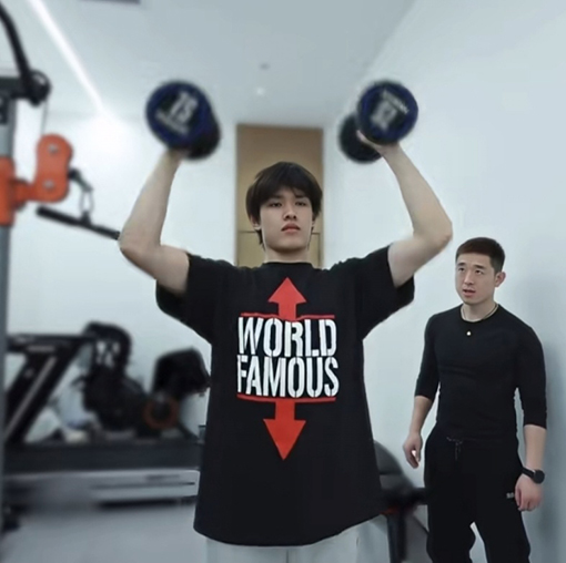 シュプリームコピー Supreme 26SS WORLD FAMOUS TEE アロー クラシック レター 半袖Tシャツ