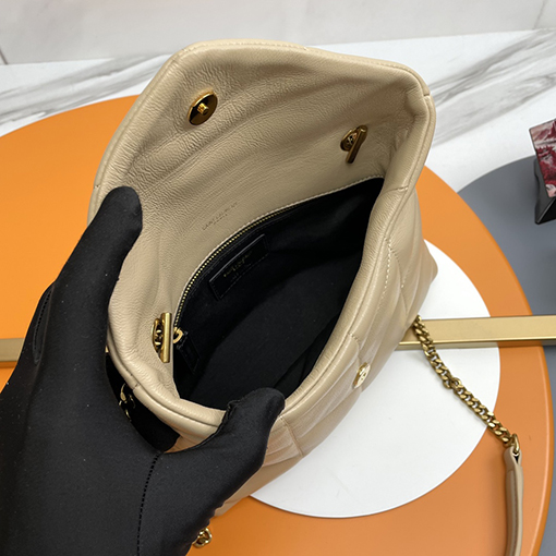 サンローラン Loulou Puffer Mini レディースゴールドの金具きオフホワイトのミニクロスボディバッグ