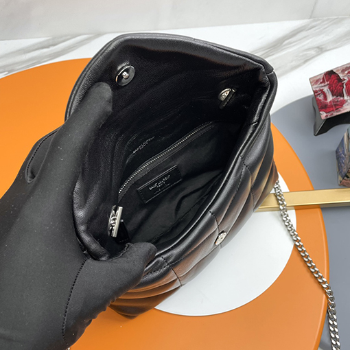 サンローラン Loulou Puffer Mini レディースゴールドの金具きオフホワイトのミニクロスボディバッグ