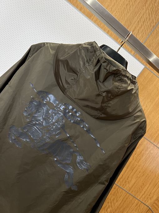 バーバリー 乗馬ロゴ入りフード付き防風ジャケット