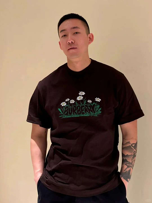 バーバリー BURBERRY ニューデイジーのロゴプリント入りコットン半袖Tシャツ