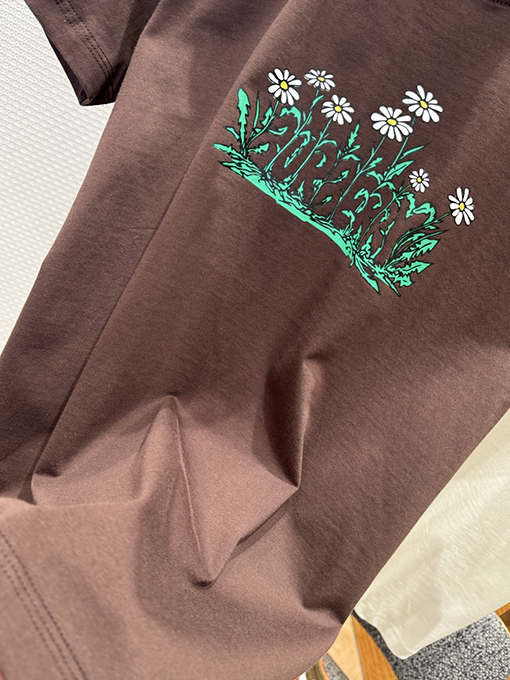バーバリー BURBERRY ニューデイジーのロゴプリント入りコットン半袖Tシャツ