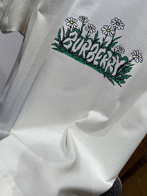 バーバリー BURBERRY ニューデイジーのロゴプリント入りコットン半袖Tシャツ