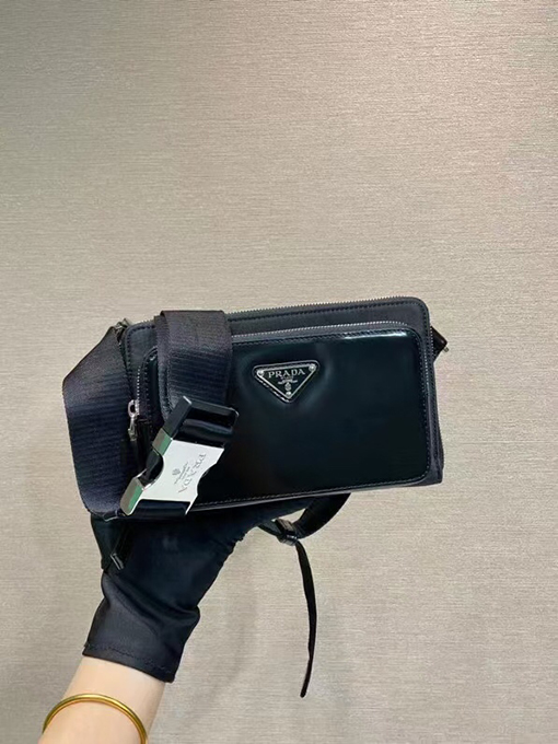 プラダ 新しいクラシックウエストバッグ