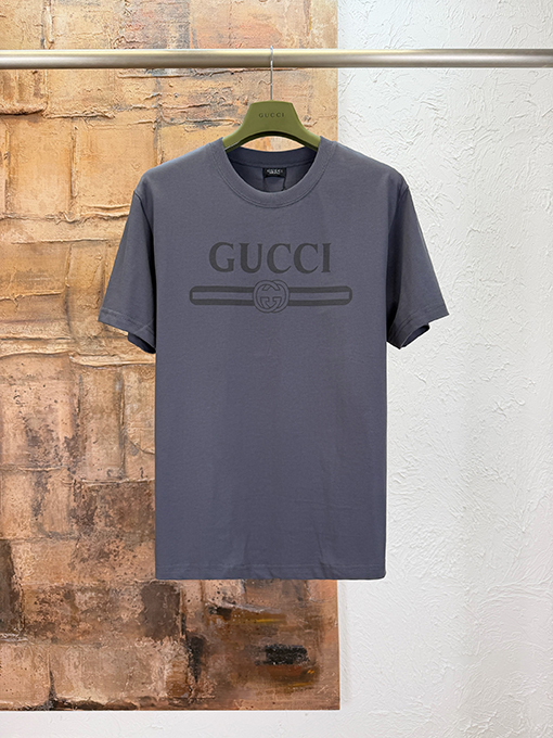 グッチ クラシックなロゴプリント入り半袖Tシャツ
