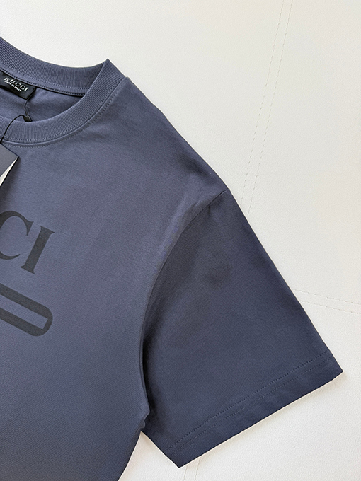 グッチ クラシックなロゴプリント入り半袖Tシャツ