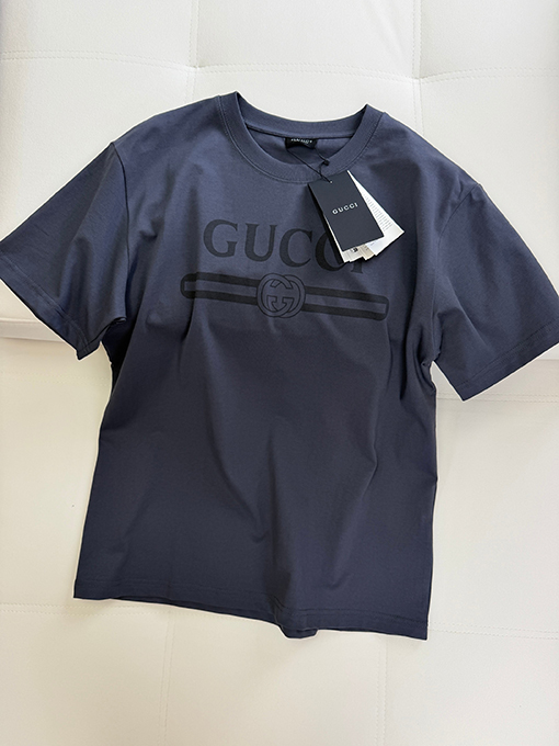 グッチ クラシックなロゴプリント入り半袖Tシャツ