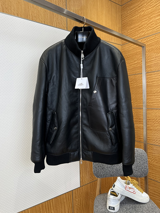 エルメススーパーコピー クラシックなパイロットスタイルのスタンドカラーレザージャケット