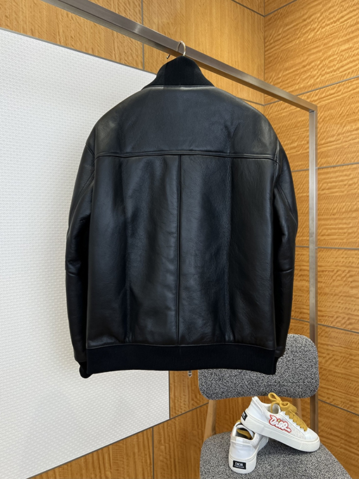 エルメススーパーコピー クラシックなパイロットスタイルのスタンドカラーレザージャケット