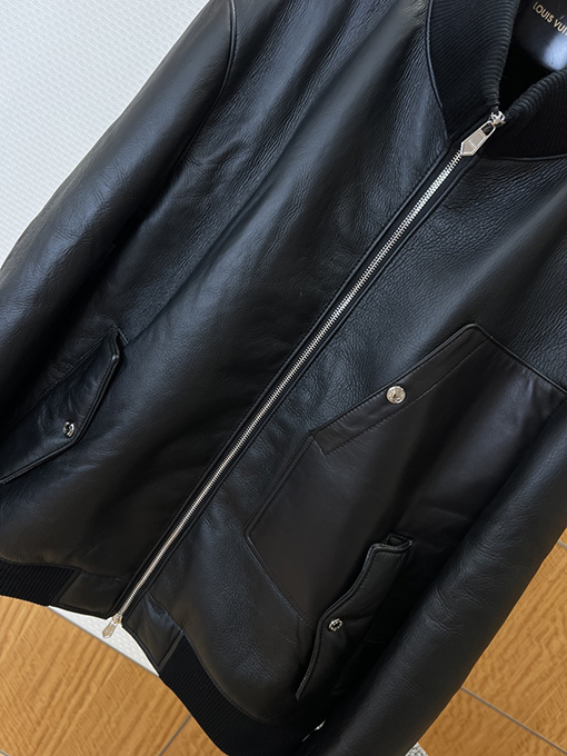 エルメススーパーコピー クラシックなパイロットスタイルのスタンドカラーレザージャケット