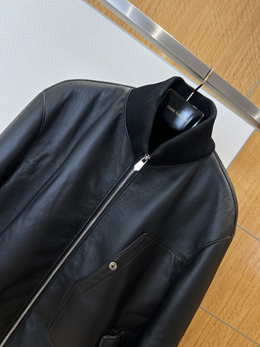 エルメススーパーコピー クラシックなパイロットスタイルのスタンドカラーレザージャケット