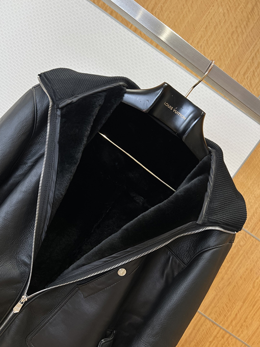 エルメススーパーコピー クラシックなパイロットスタイルのスタンドカラーレザージャケット