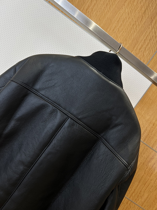 エルメススーパーコピー クラシックなパイロットスタイルのスタンドカラーレザージャケット