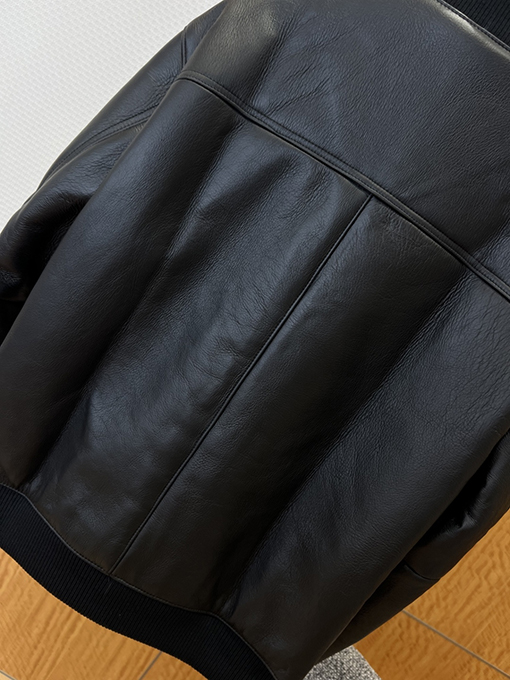 エルメススーパーコピー クラシックなパイロットスタイルのスタンドカラーレザージャケット