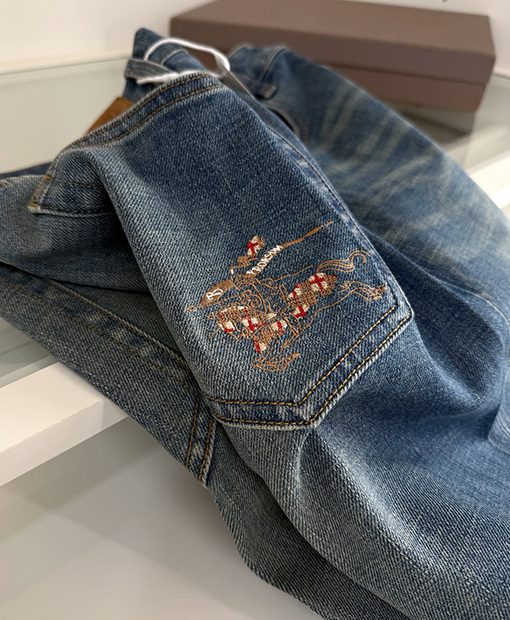 バーバリー 夏薄ウォーホース刺繍入りストレートレッグメンズジーンズ