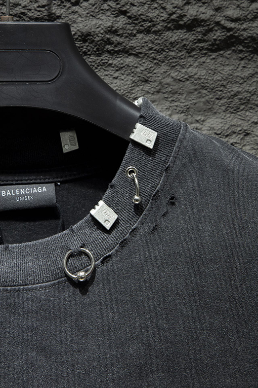 バレンシアガ ネックラインに金属製のバックル装飾が付いた半袖Tシャツ