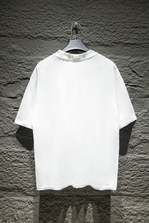 バレンシアガ ネックラインに金属製のバックル装飾が付いた半袖Tシャツ