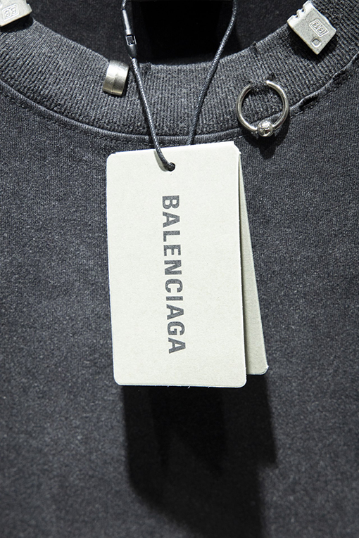 バレンシアガ ネックラインに金属製のバックル装飾が付いた半袖Tシャツ