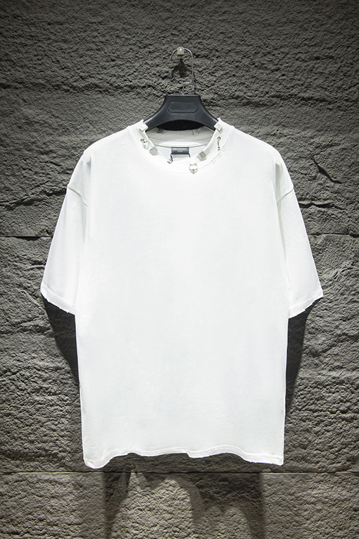 バレンシアガ ネックラインに金属製のバックル装飾が付いた半袖Tシャツ