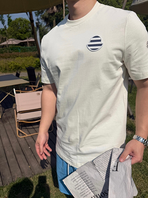 モンクレール ストライプロゴパッチ付き半袖Tシャツ