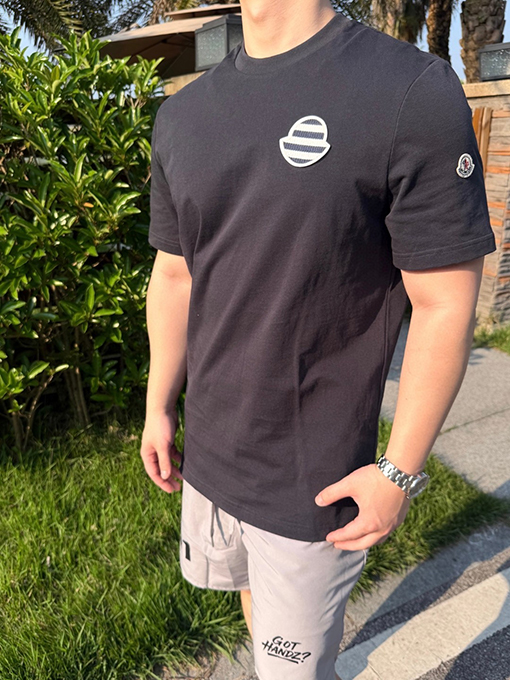 モンクレール ストライプロゴパッチ付き半袖Tシャツ