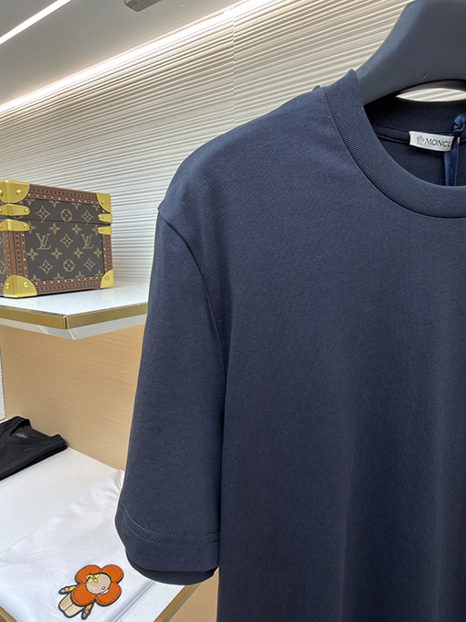 モンクレール ストライプロゴパッチ付き半袖Tシャツ