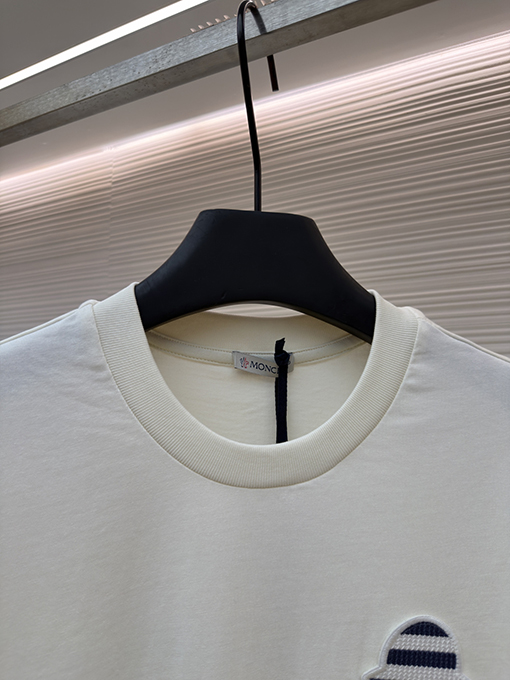 モンクレール ストライプロゴパッチ付き半袖Tシャツ