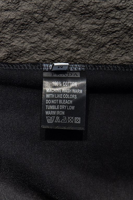 プラダスーパーコピー 前面と背面に三角形のロゴパッチワークがあしらわれた半袖Tシャツ
