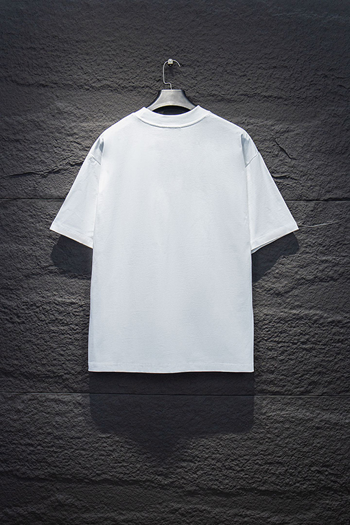 プラダスーパーコピー 前面と背面に三角形のロゴパッチワークがあしらわれた半袖Tシャツ