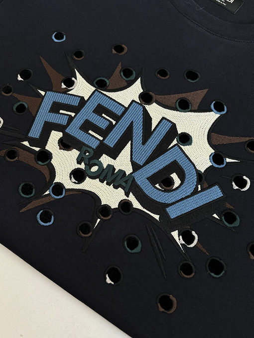 フェンディコピー FENDI 早春ホリデーコレクション　パンチング刺繍入りクルーネック半袖Tシャツ