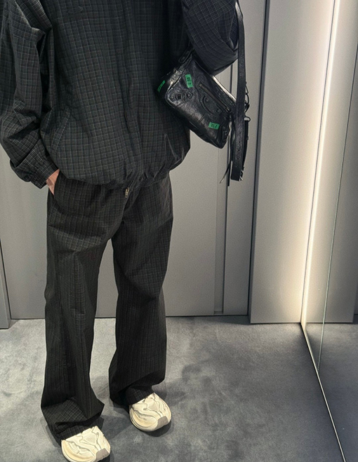 バレンシアガ チェック柄のワイドレッグパンツ