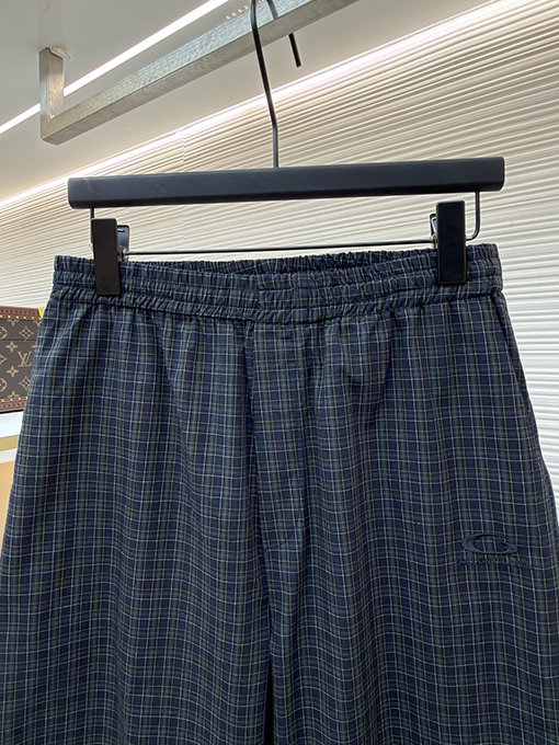 バレンシアガ チェック柄のワイドレッグパンツ