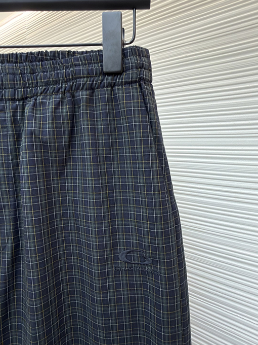 バレンシアガ チェック柄のワイドレッグパンツ