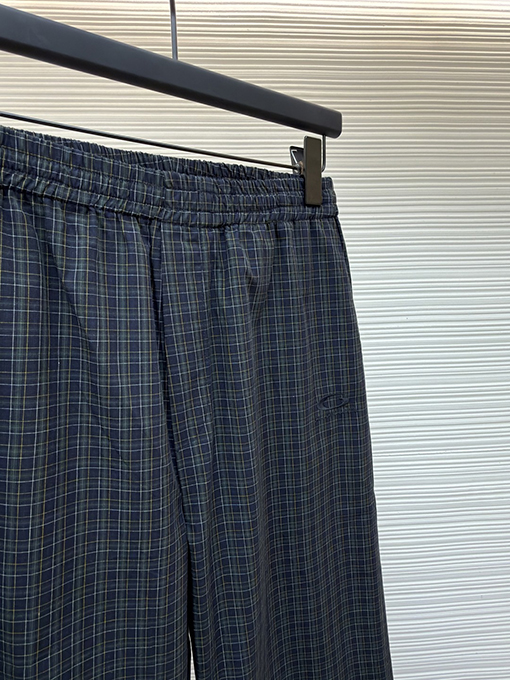 バレンシアガ チェック柄のワイドレッグパンツ