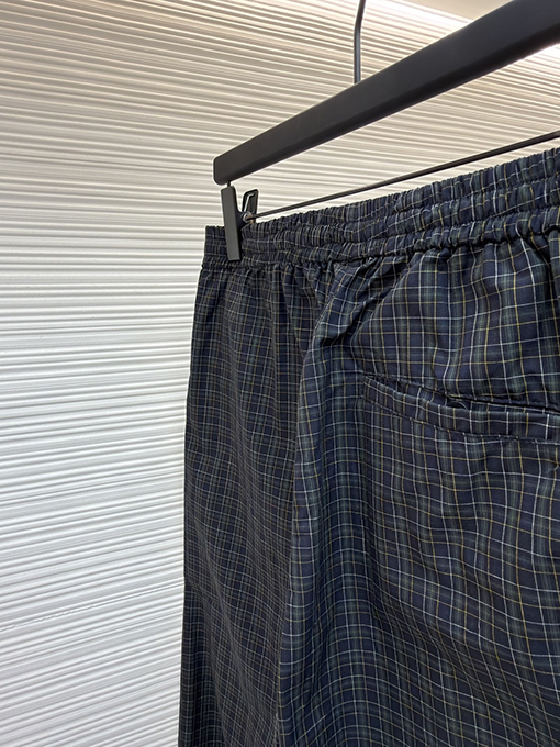 バレンシアガ チェック柄のワイドレッグパンツ
