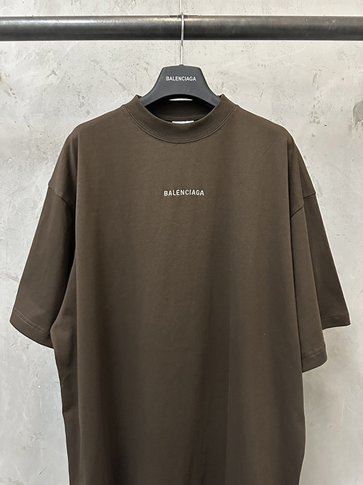 バレンシアガ Balenciaga コーヒー色のクラシックロゴ刺繍入り半袖Tシャツ