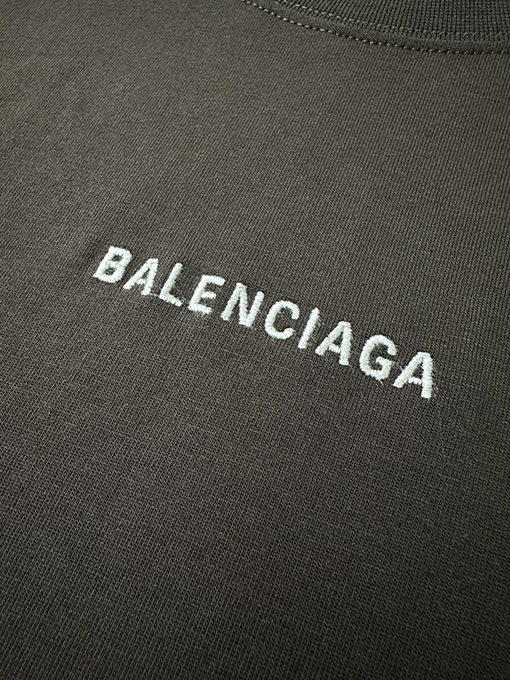 バレンシアガ Balenciaga コーヒー色のクラシックロゴ刺繍入り半袖Tシャツ