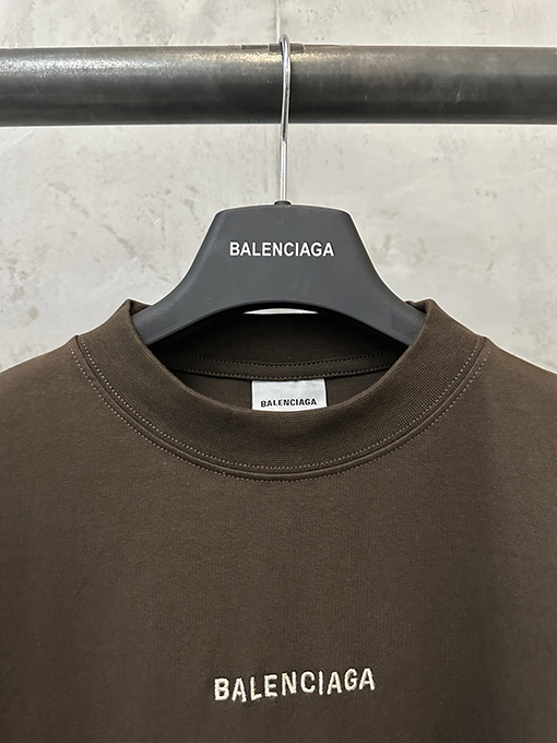 バレンシアガ Balenciaga コーヒー色のクラシックロゴ刺繍入り半袖Tシャツ
