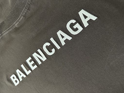 バレンシアガ Balenciaga コーヒー色のクラシックロゴ刺繍入り半袖Tシャツ