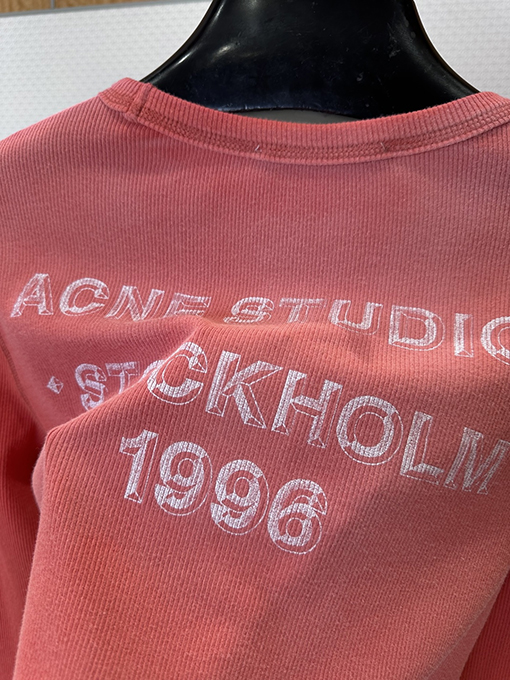アクネストゥディオズコピー Acne Studios 1996 レディースレタープリント入りウォッシュリブ編み長袖シャ​​ツ