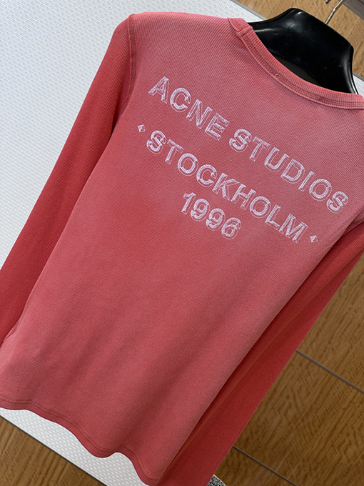 アクネストゥディオズコピー Acne Studios 1996 レディースレタープリント入りウォッシュリブ編み長袖シャ​​ツ